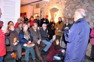 Los visitantes en la Sala de la Decisión.